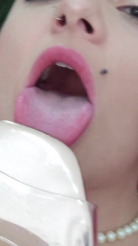 วัยรุ่นช่วยตัวเองด้วยรองเท้าและฉี่บน