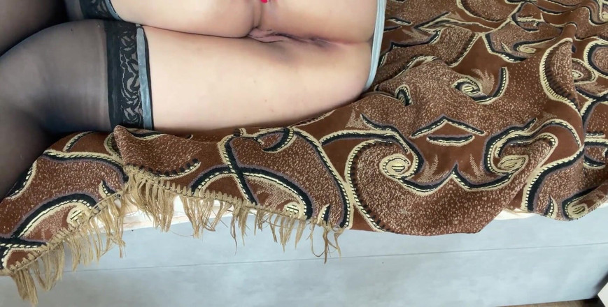 Lux Eva: Seksi çoraplı büyük memeli orta yaşlı seksi kadın kremsi amcığını okşuyor...