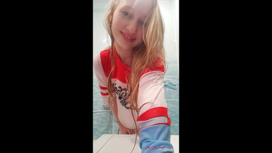 Meri-Mouse: Aku lagi asik orgasme dengan kaos basahku