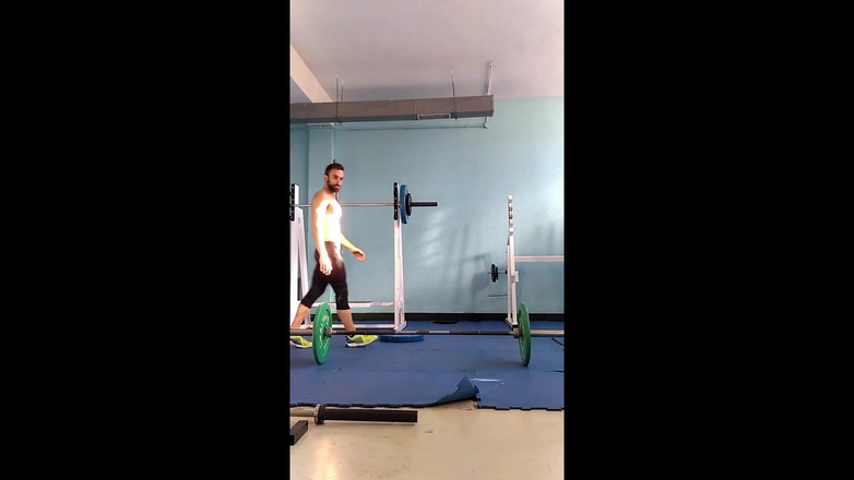 Zeus Ray: Nacktes Training im Fitnessstudio