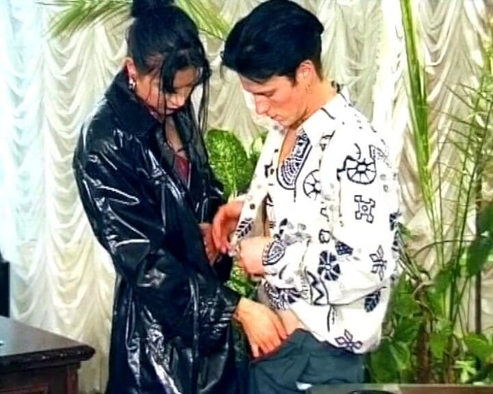 German Amateur Videos: 德国秘书在老板看的时候被工人狠操