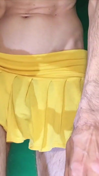 Thong plaid kuning kecil molek di bawah skirt kuning