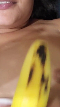 Eu Enfio a Banana Na Minha Buceta Quente