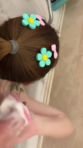 Loly Lola: 洗澡时吮吸