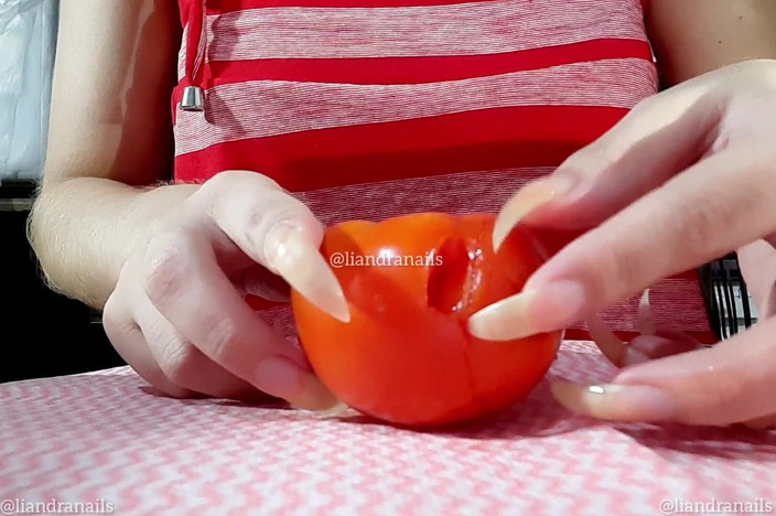 Goddess Li: Een tomaat vernietigen