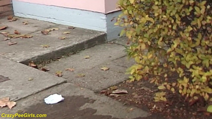 Crazy pee girls: Kráska chčije na ulici za křovím
