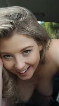 隣の女の子、サニー・レーンが車の後部座席で降りる