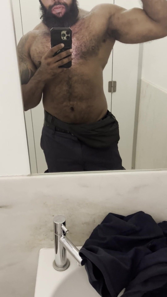 Wesley Fudedor: Ochroniarz w łazience na zakupy sika i szuka zabawy