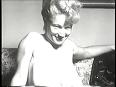 Old Good Porn: Nena hinchable Virginia Bell en el jardín modela su cuerpo...