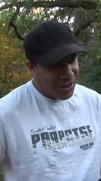 Bonita morena sexy ayuda a su hombre para el sexo al aire libre