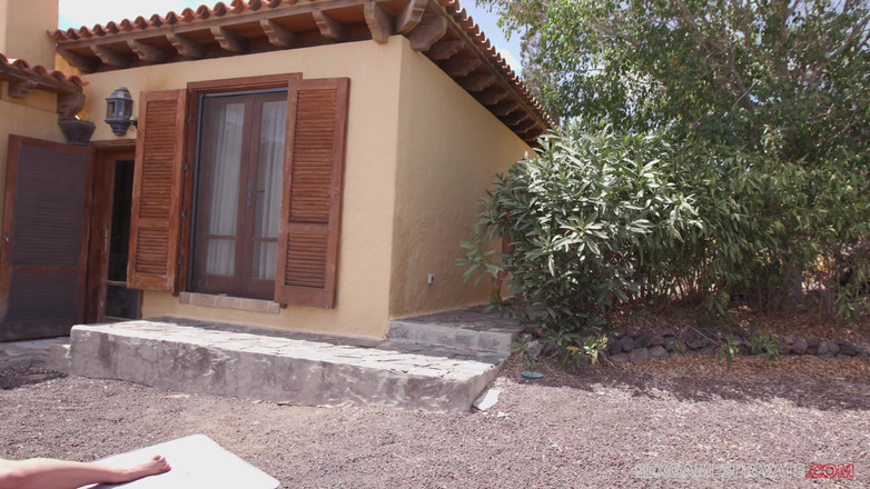 Czech Pornzone: Bronzeuse relaxante - Nomi Melone