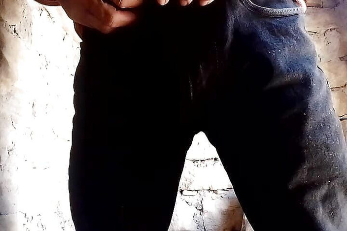 Gangbang straight: 外でネハリカに小便トリビュート