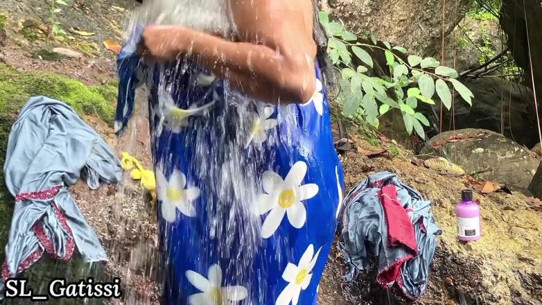 SL Gatissi studio: Une Sri-lankaise naturelle se baigne