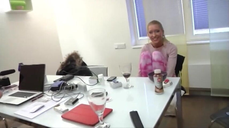 Muschi movie official: Une chatte blonde sexy baise une grosse bite et suce...