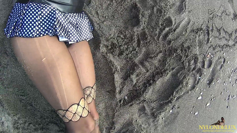 Nylondelux: 공공 해변에서 즐기는 Nylon Fun