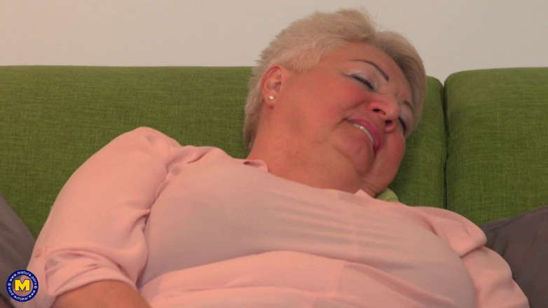 Mature NL: 소파에서 미시 보지를 손가락으로 손가락으로 핑거하는 거유 할머니 아스트리드