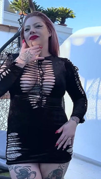 Super děvka milf dostane mezirasové péro. Angie Doll, potetovaná macecha na Pepeporn