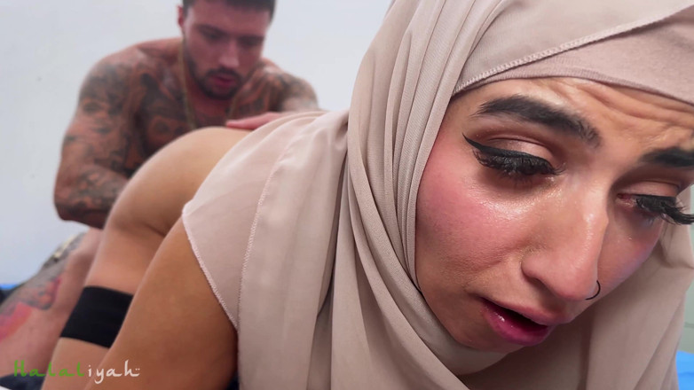 Aaliyah Yasin: 戴穆斯林头巾的穆斯林妻子乱搞一个西班牙公牛