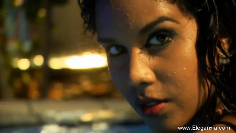 Eleganxia: Cewek seksi india di kolam renang