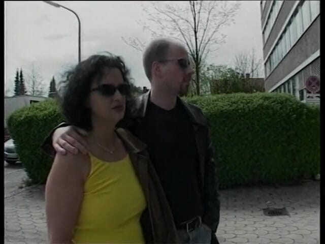 Horny Two really wet MILFs: Morena puta con medias consigue gangbang al aire libre