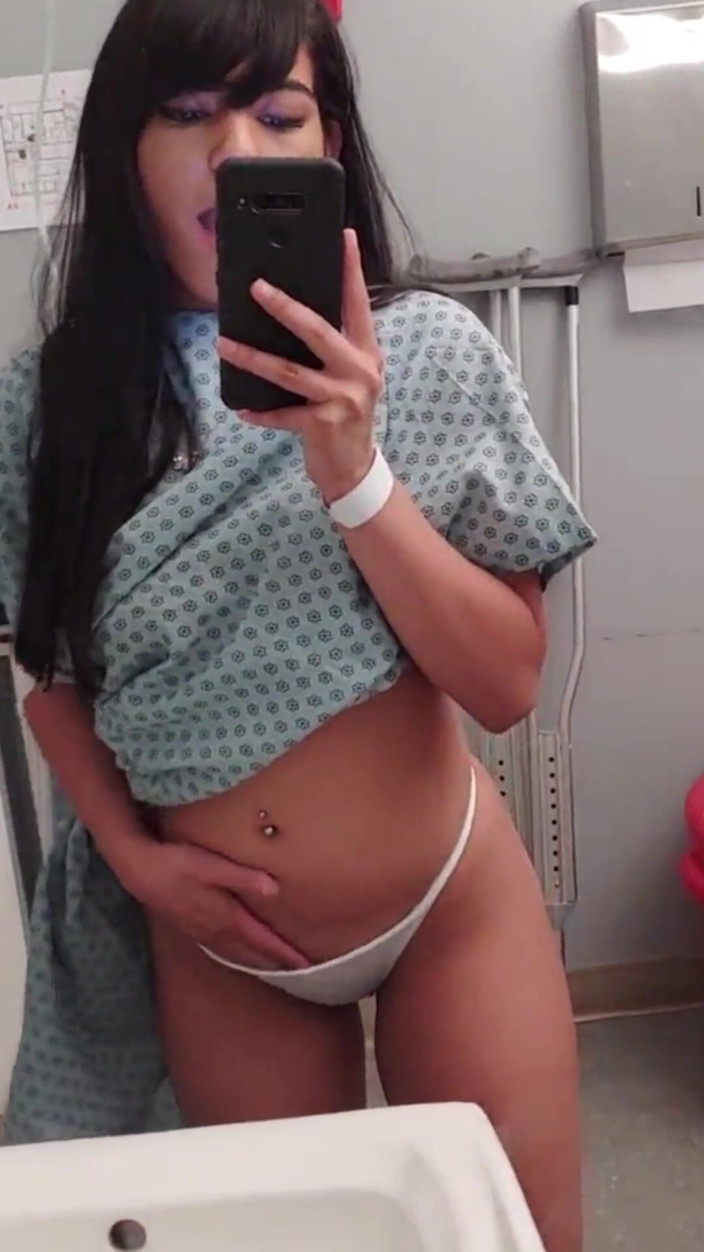 CamSoda: Prsatá teenagerka s velkým zadkem v karanténě téměř přistižena při...