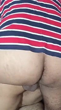 Alex fickte Netu auf dem Sofa im hotelzimmer in den ferien