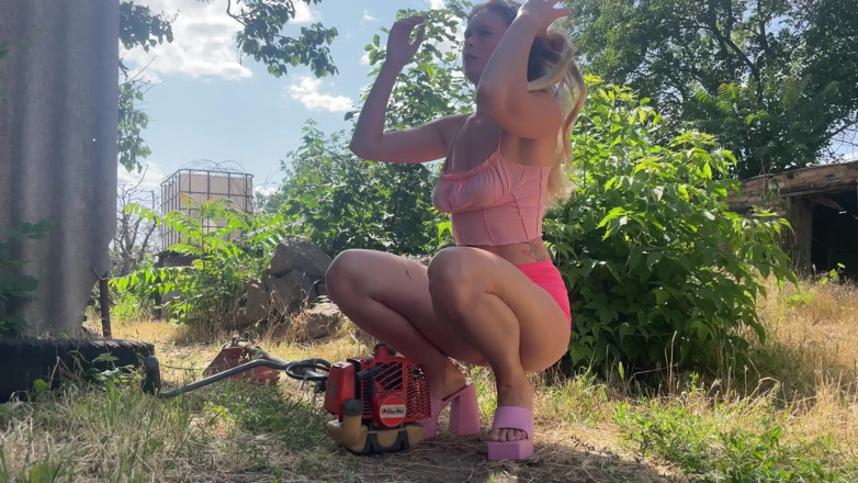HotPrincessUA: Cranking The Grass Trimmer 5 Minit Dalam Kasut Tumit Dan Tiada...