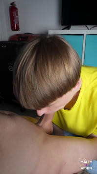 Grote pik hoofd gezogen door schattige Twink om het te laten klaarkomen, pov