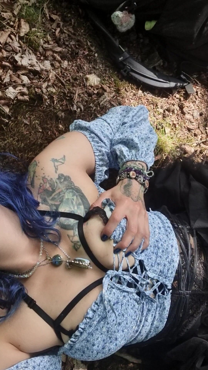 Mania Pigmilk: Vratké gothitty na lesní půdě