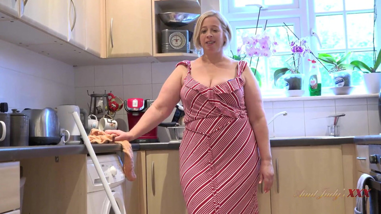 Aunt Judy's XXX: Ibu tiri montel awak Star menghisap zakar awak di dapur (pov)