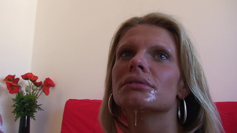 Deutsche Omas: Gorąca babcia ssie masywnego kutasa, a następnie jedzie go do...
