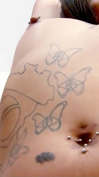 Tattoo latina goldenes mädchen verführt und lässt sich ficken