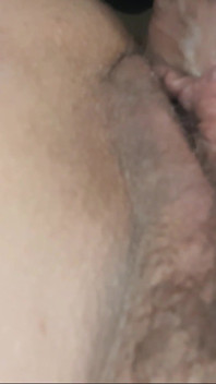 Ho scopato la sua figa pelosa e il suo clitoride è stato duro, la dimensione di un micro pene