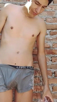 ผู้ชายละตินอาบน้ําหลังจากทํางานมาทั้งวัน