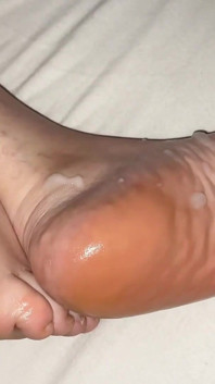 Footfetish kaki dicrot sperma di malam hari