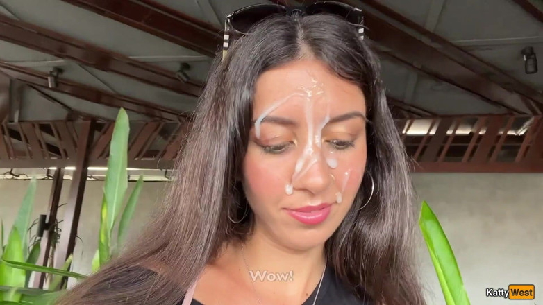 Katty West: Cumwalk déjanté chez Starbucks - pipe dans des toilettes publiques, boire...
