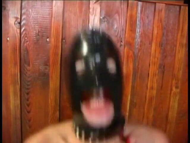 My MILF: Une fille supérieure en forme bien en masque noir se...