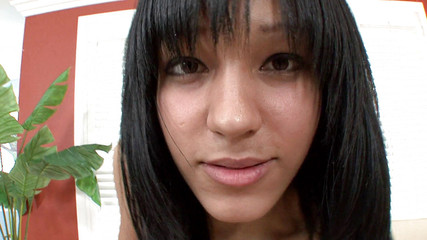 Smokin Hot Teens: Šťastný chlápek jí a šuká těsnou chlupatou kundičku teenagerky s tmavými...