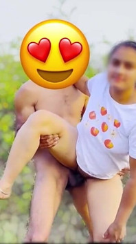 Desi wiejska dziewczyna uprawia seks z sąsiadem w dżungli, pełne hindi audio