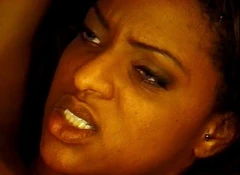 Tre ebenholts slampor knullas och leks på orgien