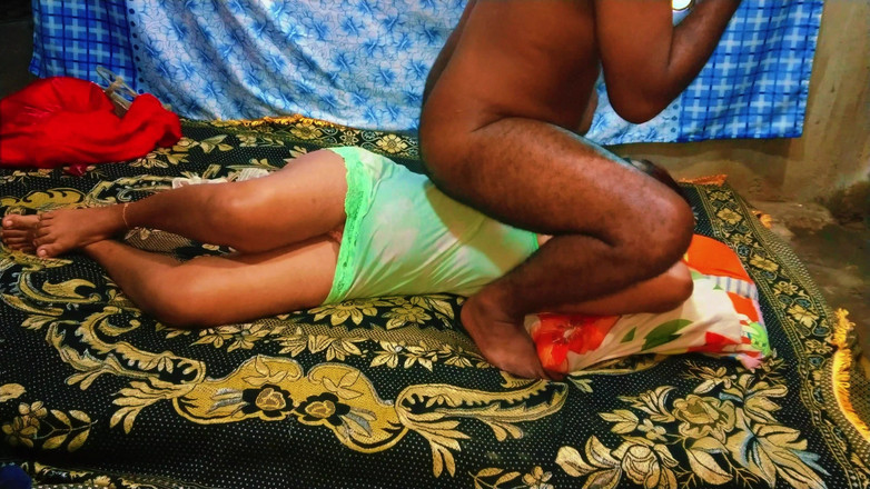 Tiyana: Manžel šukal manželku zezadu a hluboké kouření, zatímco jeho šéf na zavolání