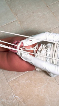 Lola Lu dans une belle-mère curieuse trouve des photos de bondage sur l’ordinateur portable de son beau-fils dominant
