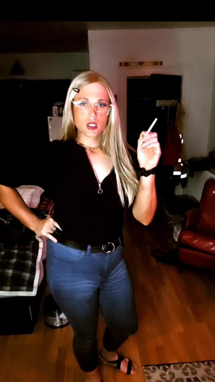 Darkfetish2k: Špatná dívka Kylie přistižena při kouření