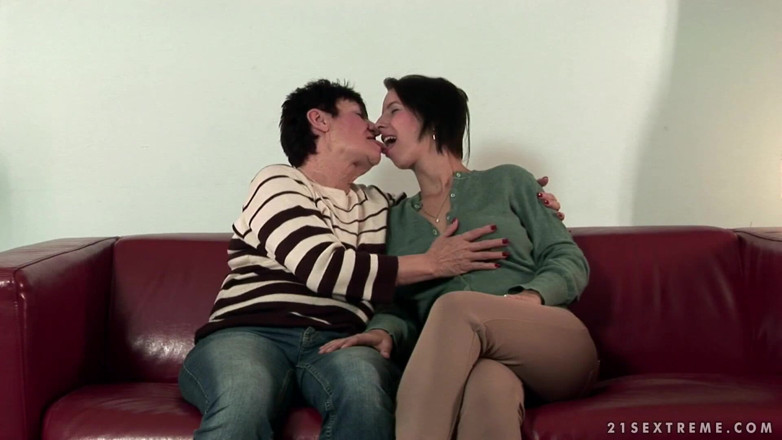 Lesbian Stories: Pelacur dewasa dan berambut cokelat menggosok lubang basah mereka