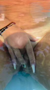 Utomhus avsugning i poolen - Sexig Deepthroat Action