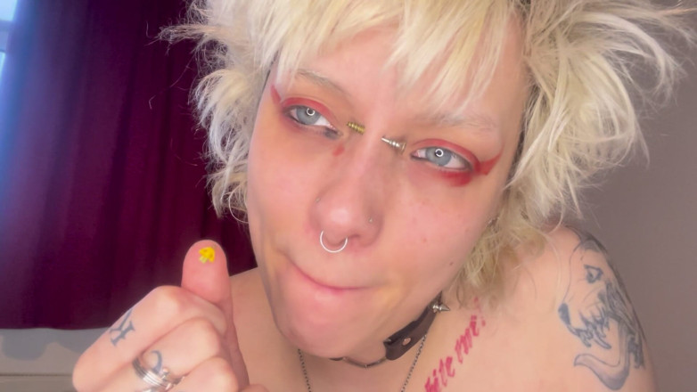 Glitterqueen1999: Drobný muž se plíží na kouření ptáka mého přítele