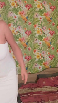 エッチな花嫁は結婚式前にワイルドなセックスを望んでいます