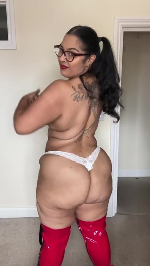 Zozonicoco: Sexy bbw-verpleegster stript voor je