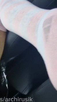 Si banci pejuh kental, tau banget cara nyepong kontol besarnya saat lagi ngentot