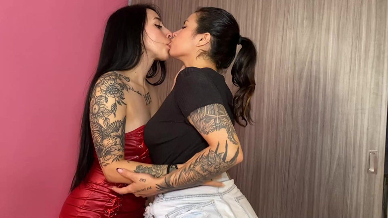 Sweetkimmi: Big Ass Lesbians Suck Each Other's Ass Acrobatically